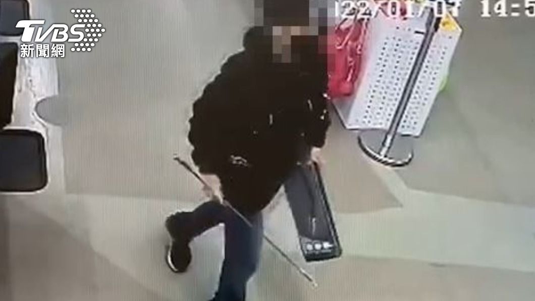 男大生的哥哥案發前才到附近賣場購買弓箭。(圖/TVBS)