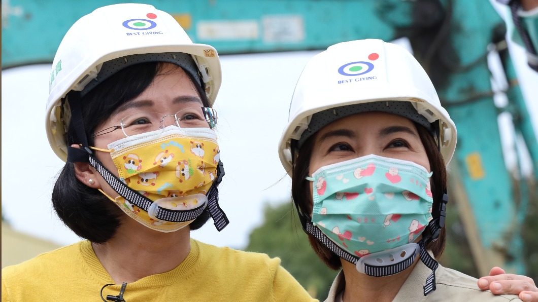 蘇巧慧今合體周春米讚屏東女縣長正「著時」。(圖/周春米辦公室提供)