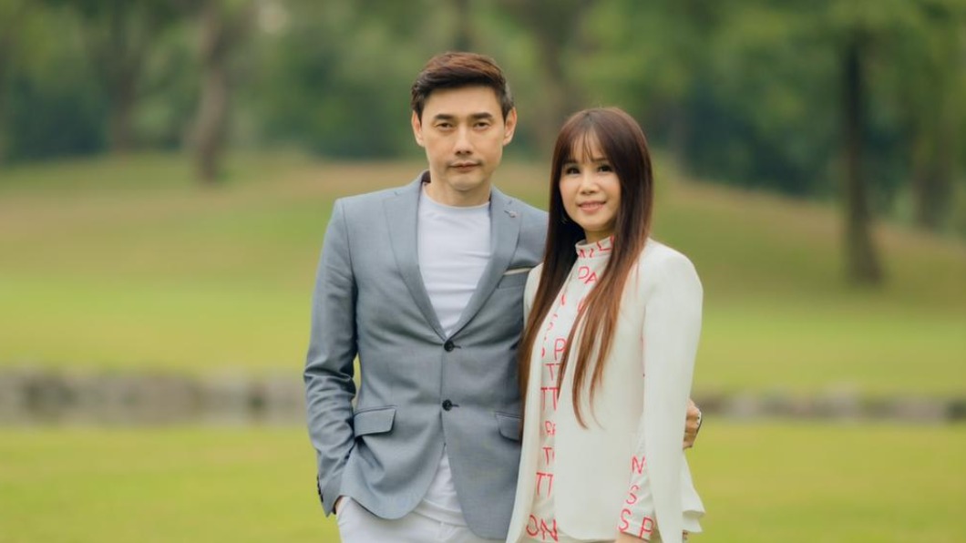 包偉銘擁愛妻亂入兒子婚紗照 放閃誇:老婆像年輕辣妹