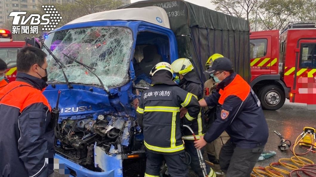 貨車駕駛一度受困於車內,警消人員使用破壞器將其救出。(圖/TVBS)