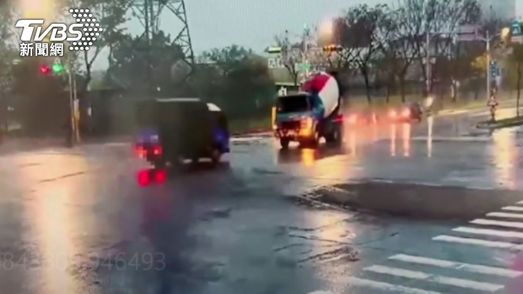 警方初判為水泥車黃燈搶快並且路口未減速,而小貨車疑似闖紅燈直行。(圖/TVBS)