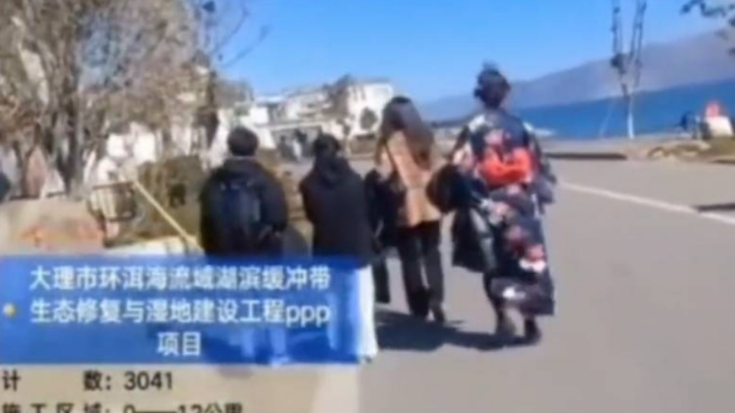 在保全和路人們的指責下，穿和服的女子與朋友只能離開景點。（圖／翻攝自微博）