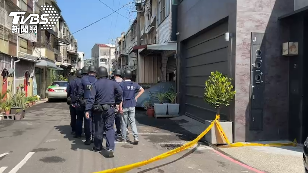 台南爆發警匪對峙,嫌犯跳窗脫逃,還亮槍揚言自殺,最後仍被警方壓制。(圖/TVBS)