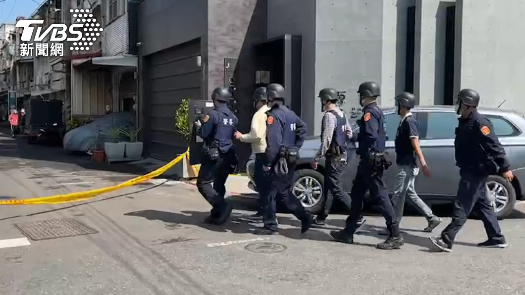 台南爆發警匪對峙,嫌犯跳窗脫逃,還亮槍揚言自殺,最後仍被警方壓制。(圖/TVBS)