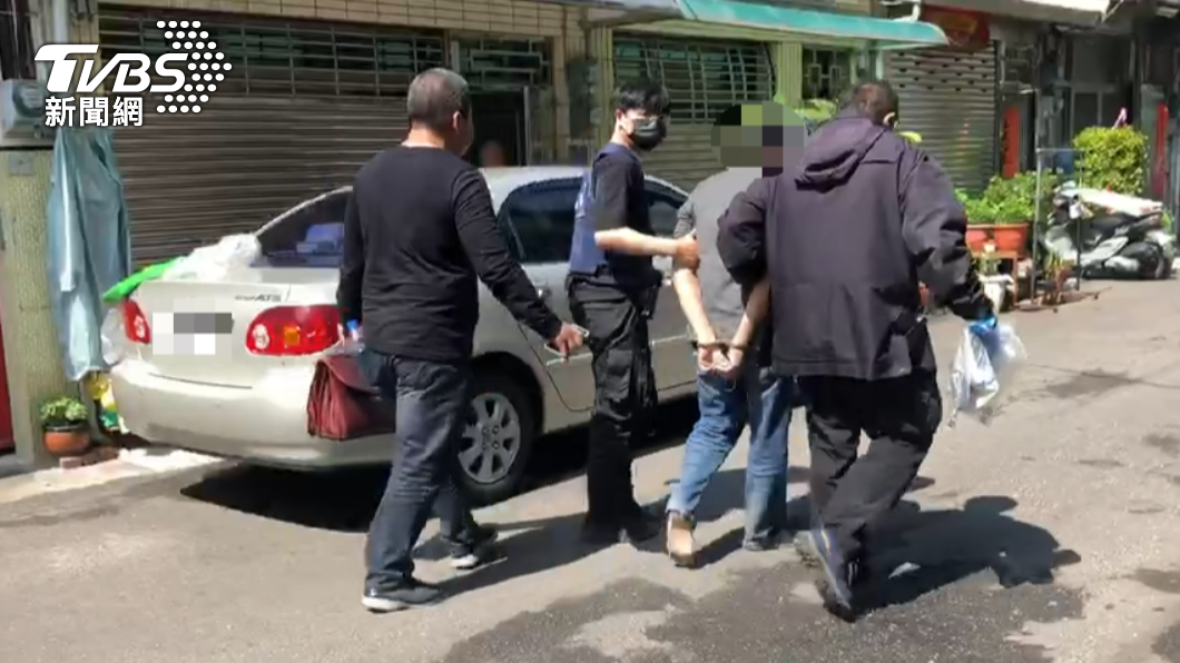 台南爆發警匪對峙,嫌犯跳窗脫逃,還亮槍揚言自殺,最後仍被警方壓制。(圖/TVBS)
