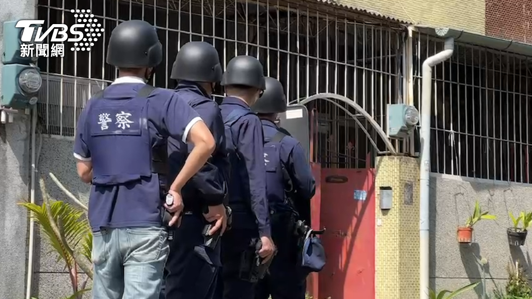 台南爆發警匪對峙,嫌犯跳窗脫逃,還亮槍揚言自殺,最後仍被警方壓制。(圖/TVBS)