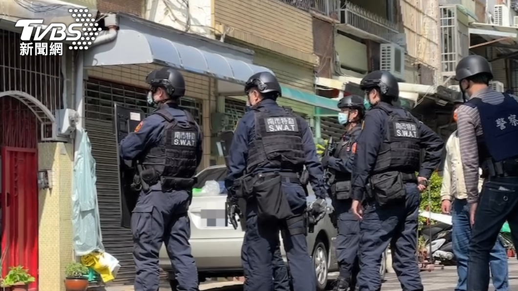 台南警匪對峙3小時!槍毒犯跳窗落跑 還亮槍求放生