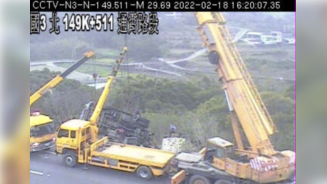 砂石車翻覆路面邊坡,警消到場救援。(圖/翻攝自記者爆料網)