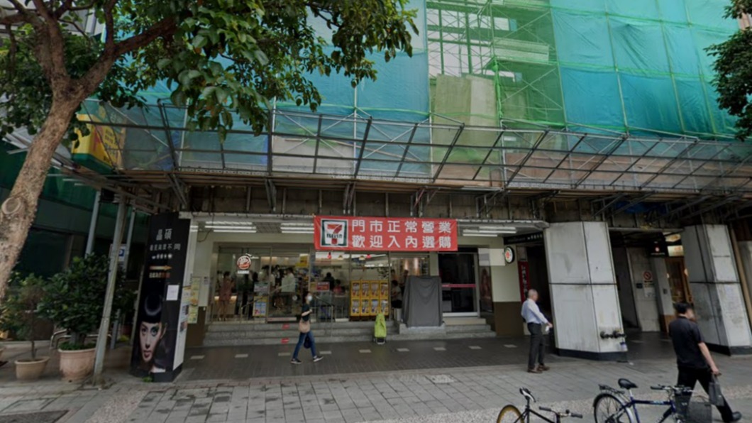這家門市大樓先前在做建築外觀拉皮。(圖/翻攝自Google Map)