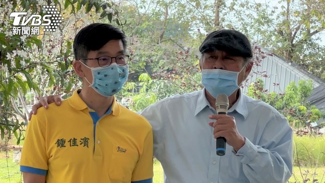 前屏東縣長曹啟鴻表態支持鍾佳濱。(圖/中央社)