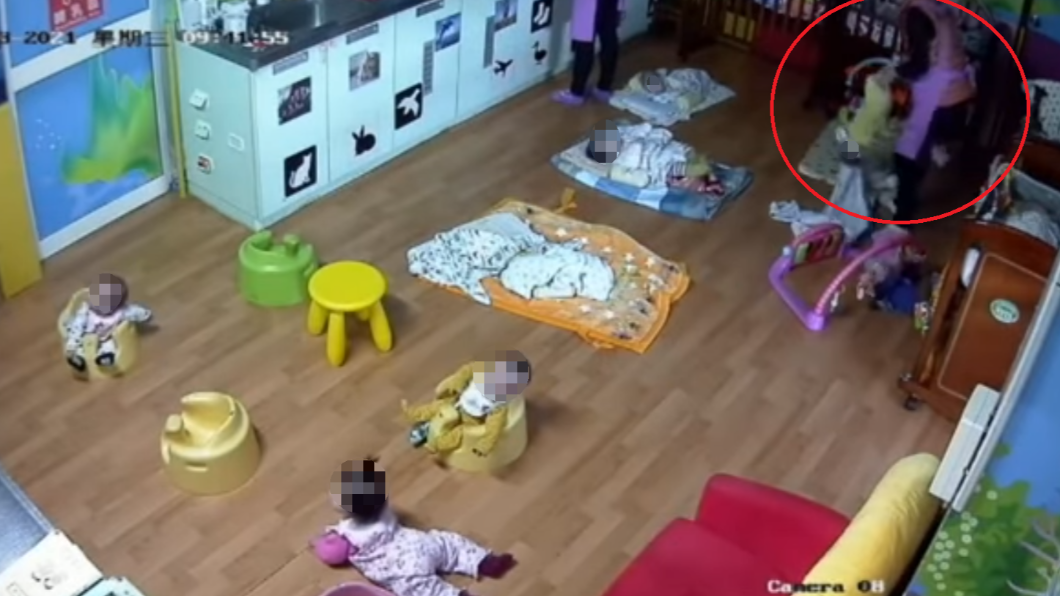 托育員拉起嬰兒的腳,讓他倒吊。(圖/翻攝自王婉諭臉書)