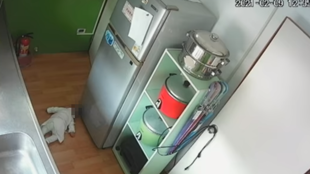 托育員將嬰兒獨自放在廚房地板,用布質品塞嘴巴。(圖/翻攝自王婉諭臉書)