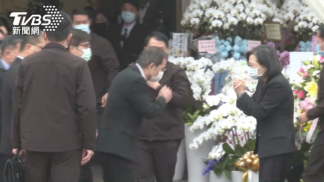 總統蔡英文南下弔唁林崑海。(圖/TVBS)
