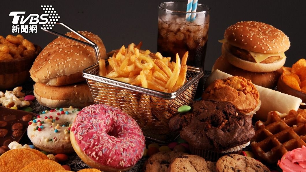 心情鬱卒會想吃零食來發洩。（示意圖／shutterstock達志影像）
