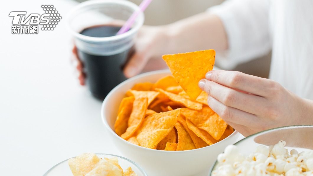 心情差暴吃垃圾食物!營養師揭「5祕訣」不怕體重破表