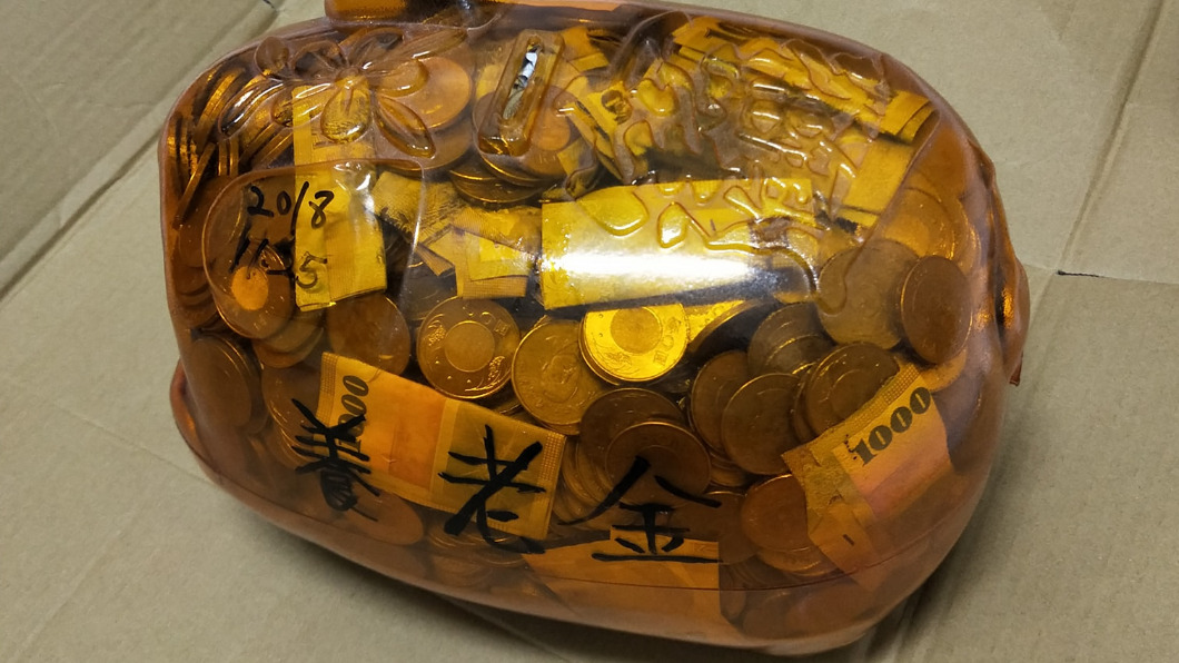 網友分享自己存錢成果,豬公上還有當時開始存錢的日期。(圖/翻攝自爆廢公社公開版)