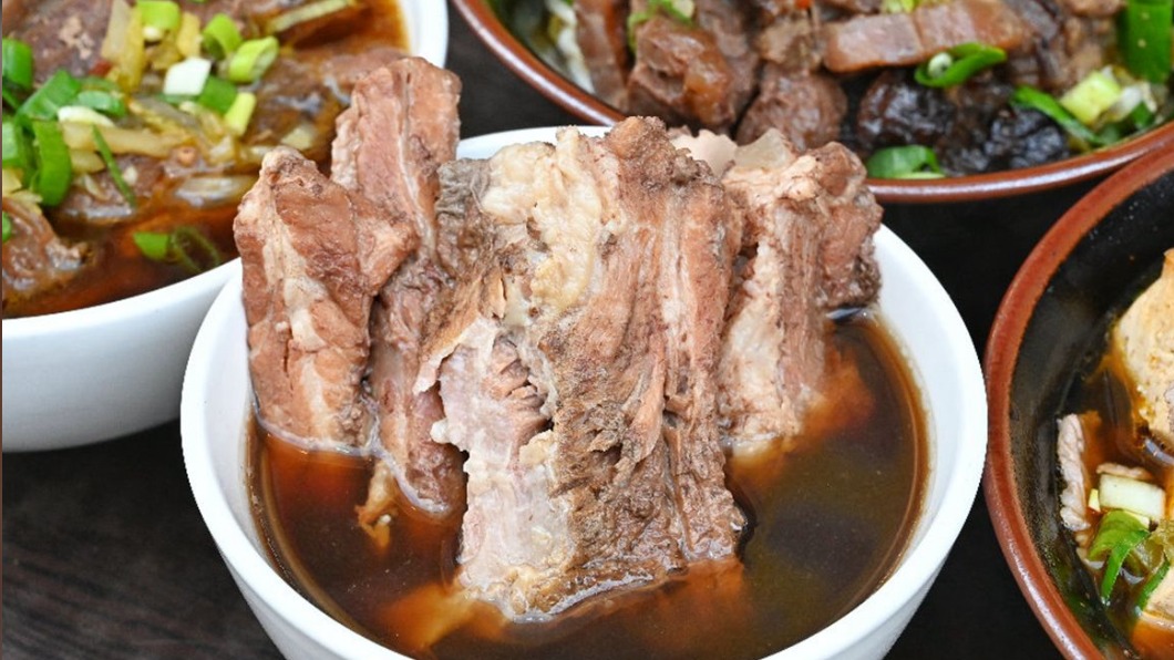 王將藥燉排骨是夜貓族最愛。(圖/糖糖‘s享食生活提供)