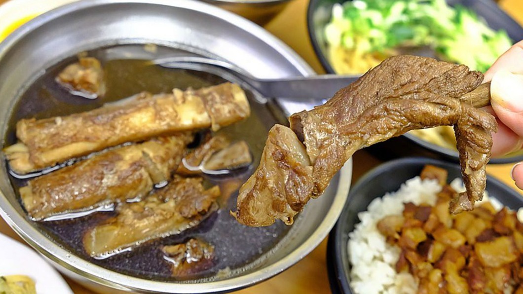 康寶藥燉排骨的老饕吃法,就是要搭配滷肉飯。(圖/棉花糖的天空提供)
