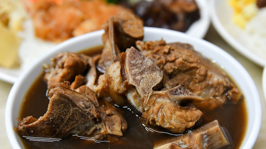 嘉義何首屋藥燉排骨搭配特餐更划算。(圖/阿mon世界趴趴走提供)