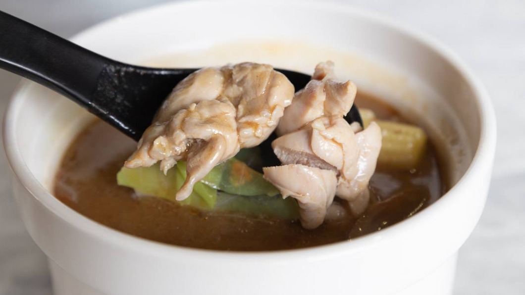 小新贊新台式飲食的必點黑麻油雞湯。(圖/出發吧沃爾夫提供)