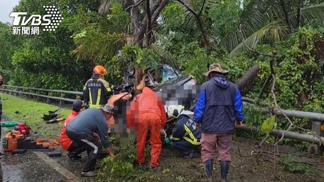 疑天雨路滑!花蓮黑車失控自撞路樹變廢鐵 釀3死2傷