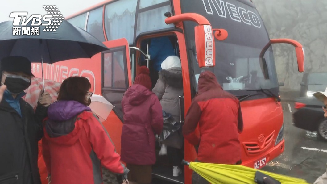 寒流發威搭配水氣!遊客苦等下雪 合歡山停車場爆滿