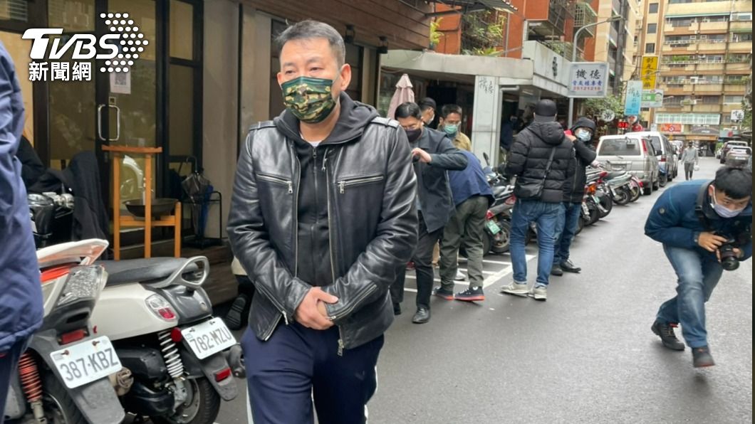 屈中恆相當感謝巴戈過去的照顧。(圖/謝佩樺攝)