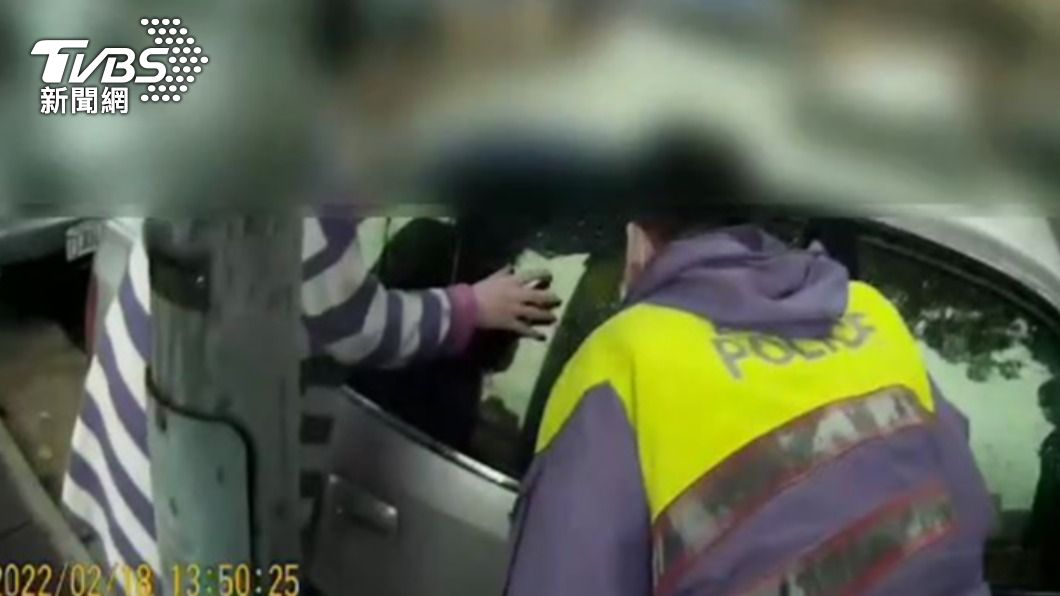 娃娃哭了叫警察!夫妻停車未拔鑰匙突反鎖 2歲童困車內