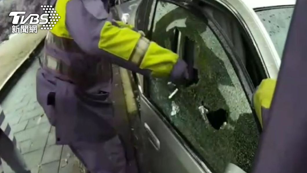 夫妻表示,當時下車鑰匙沒拔,門關上後就突然上鎖。(圖/TVBS)