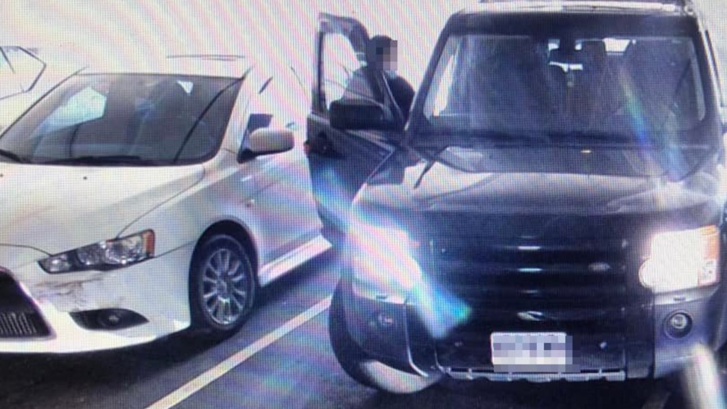 甩尾倒車入庫！駕駛連撞2車　「裝沒事」直接離開