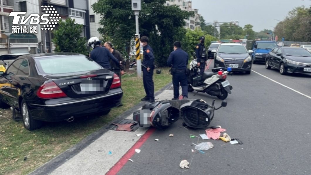 賓士男撞3機車!想倒車肇逃被包圍 酒臭刺鼻耍賴拒測