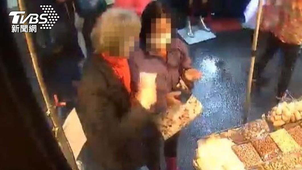 婦人遭逮辯稱,只是忘了付錢。(圖/TVBS)