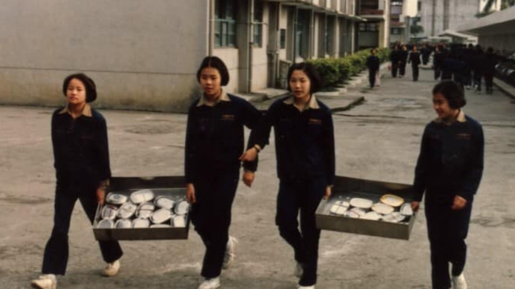 時代的眼淚!「抬便當」舊照曝光 網淚憶:忘不了那味道