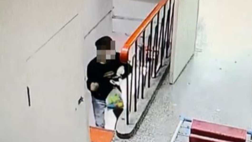 佯裝成顧客上門，發現店內沒人下手行竊。（圖／翻攝自我是板橋人 臉書）