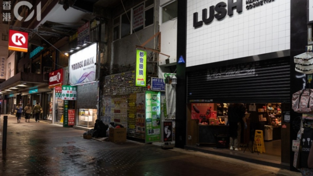 人流眾多的西洋菜街逾7成商店已提早關門。（圖／香港01授權使用）