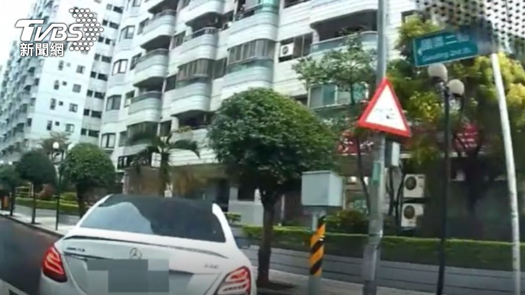 呂男撞上路樹後被員警包圍。（圖／TVBS）