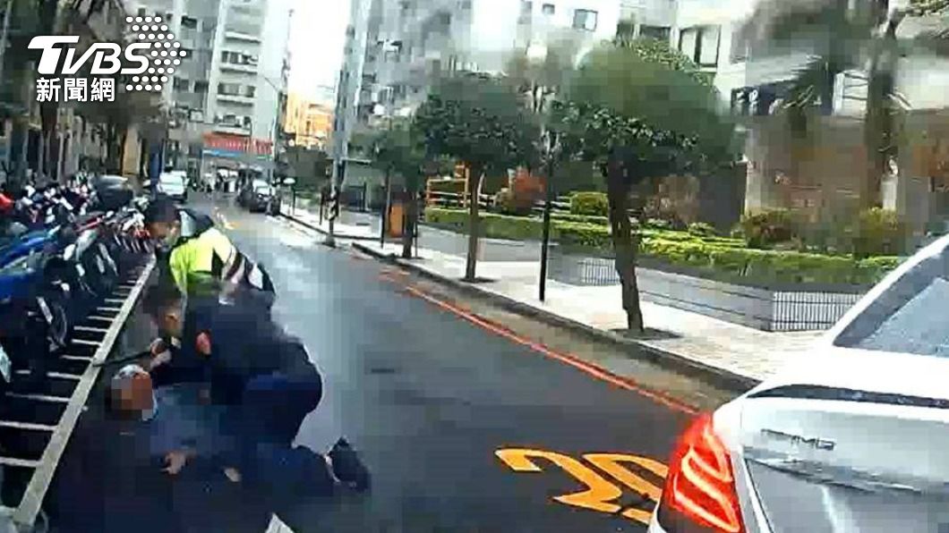 員警上前將其拉出車外壓制。（圖／TVBS）