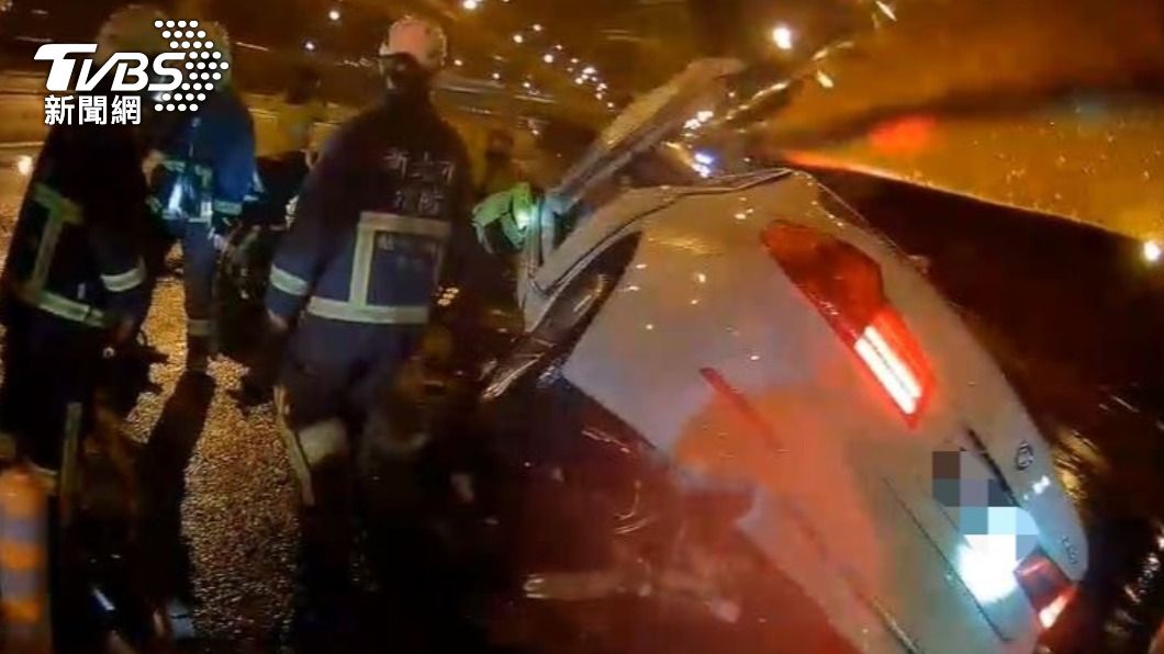 警消趕抵現場搶救。(圖/TVBS)