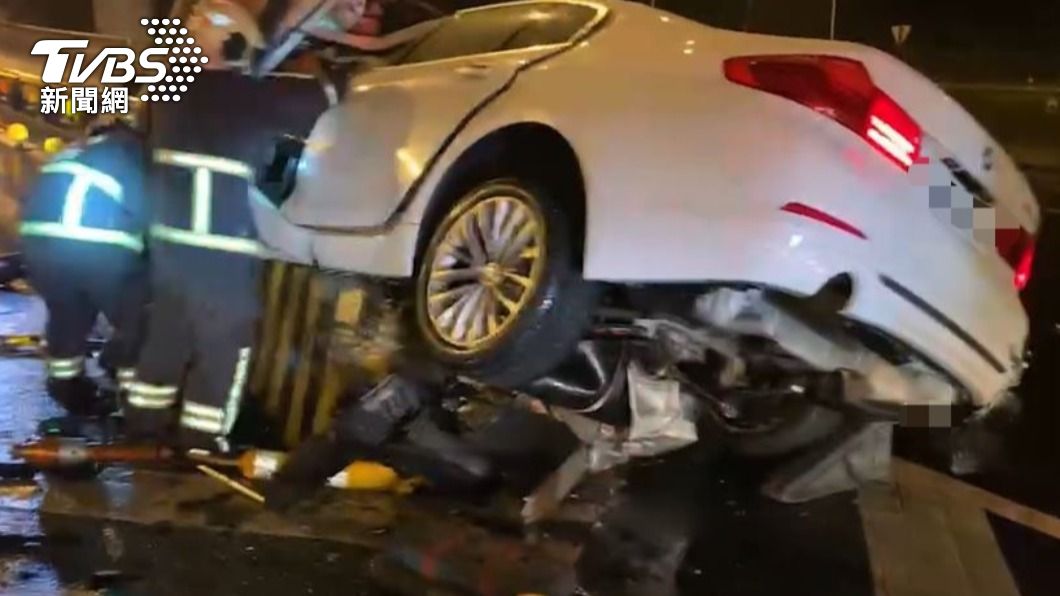BMW國道自撞成廢鐵!1人拋飛、2人捲曲交疊受困車內全亡