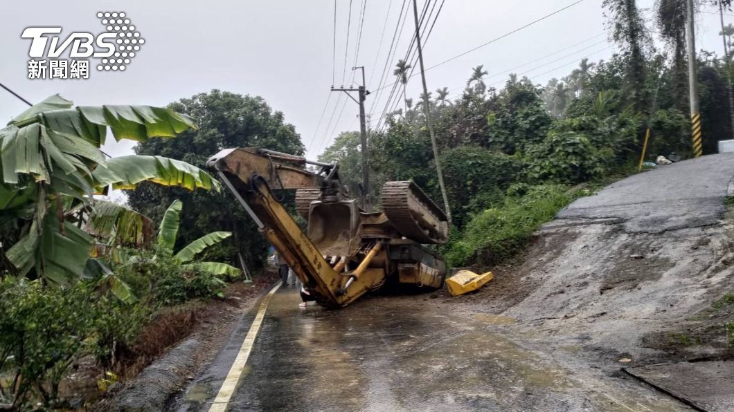 貨車沒綁牢！20噸怪手重摔變路霸　警冒雨近5小時排除