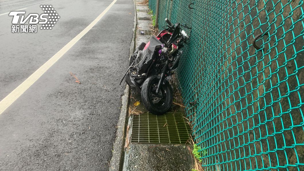 機車騎士送醫不治。圖/TVBS