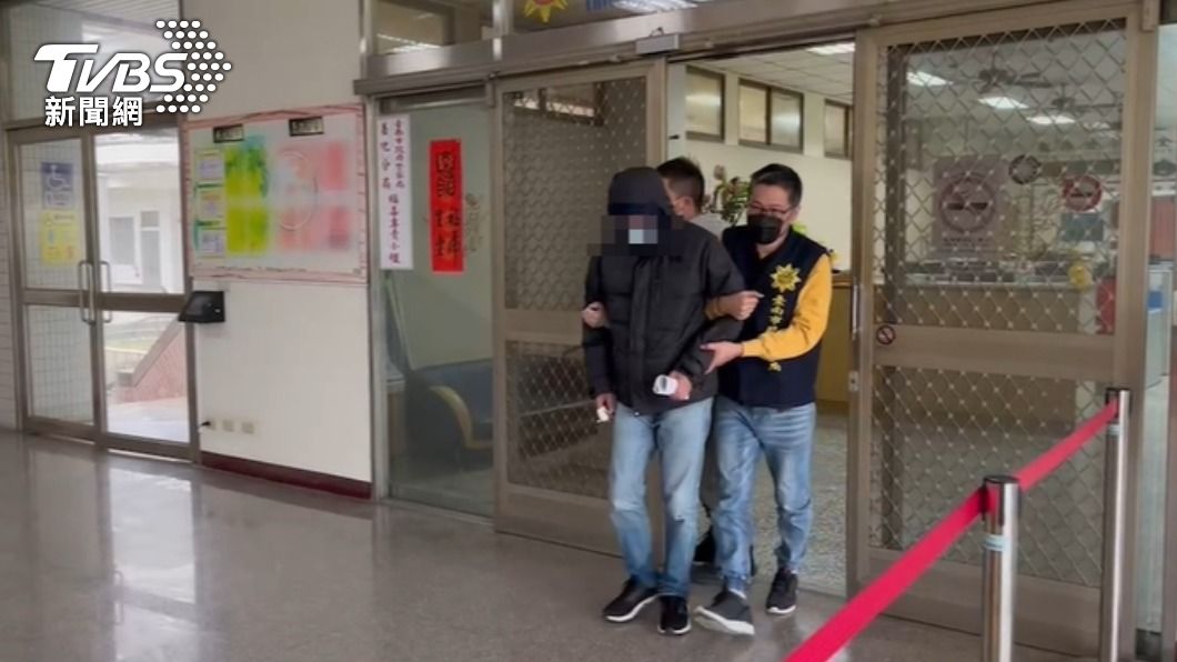 洪男深夜自行上警局投案。(圖/TVBS)
