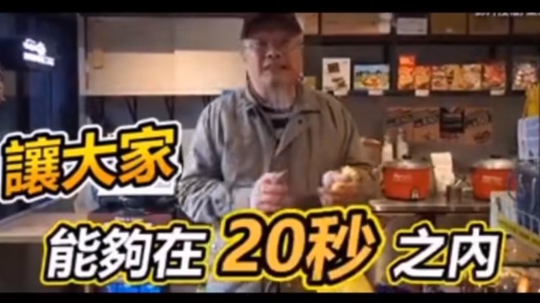 葉宗林示範輕便雨衣收納的方法。（圖／翻攝自Tiktok）