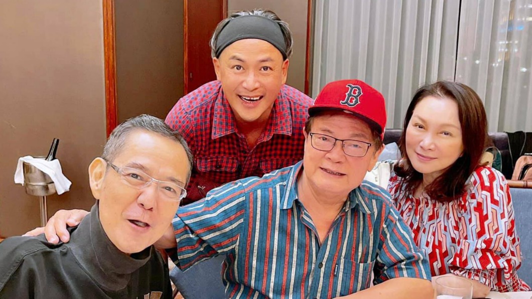 去（2021）年眾人齊聚一堂幫劉福助慶生，當時巴戈（左一）的臉蛋就相當消瘦。（圖／翻攝自陳美鳳臉書）
