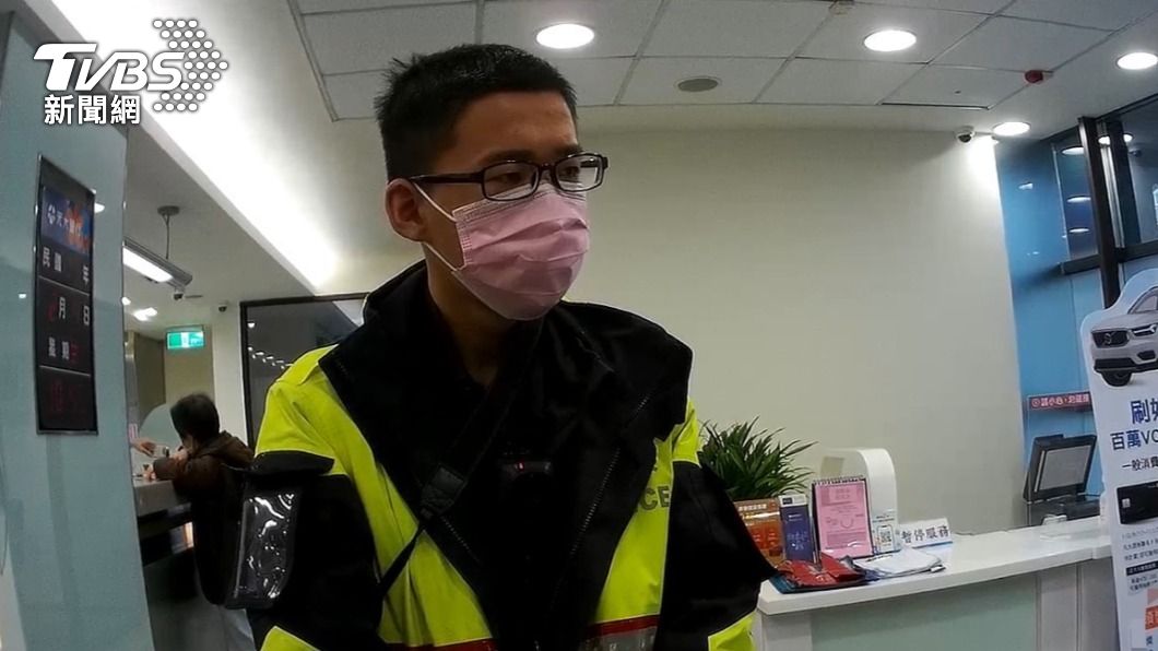 行員機警報警,警方到場攔阻。(圖/TVBS)