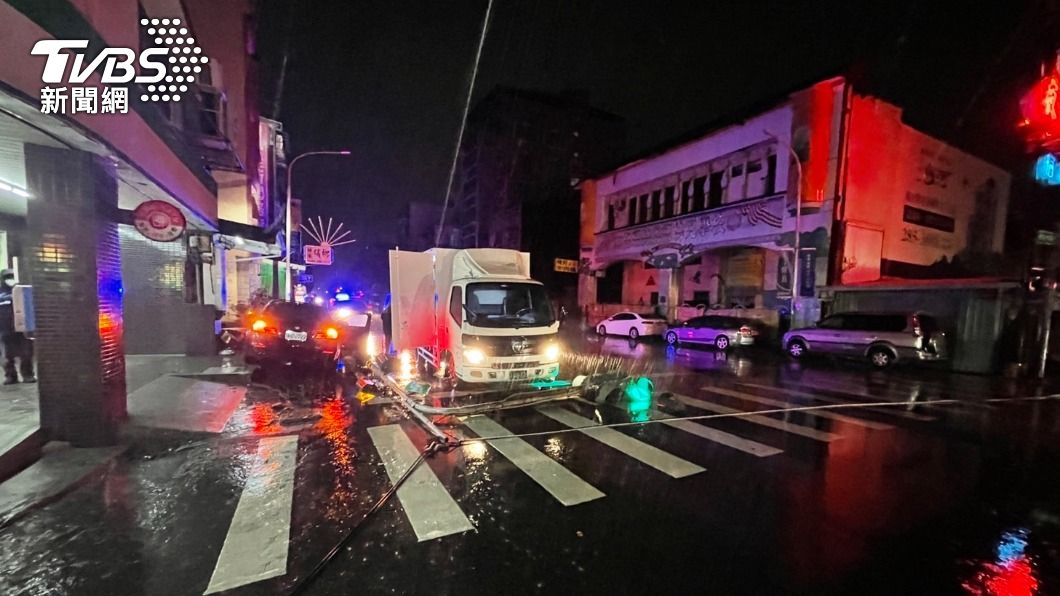 災難式車禍!逆向暴衝又肇逃 民宅停電、紅綠燈被撞倒