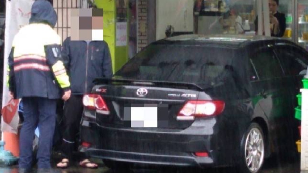 無人駕駛的車子竟然衝入檳榔攤　（圖／基隆市警局提供）