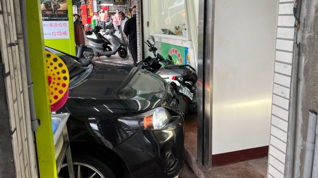 車未熄火只打在Ｎ檔，又忘記拉起手剎車，才會一路往下滑（圖／基隆市警局提供）