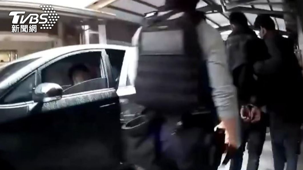 警方將人逮捕。(圖/TVBS)