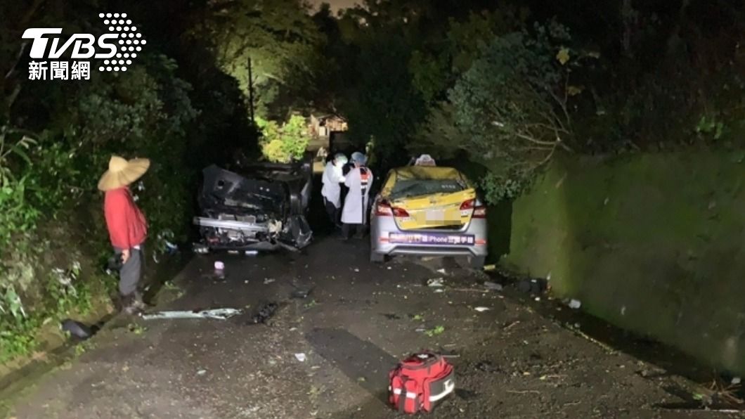 視線差衝山谷!小黃遭天降轎車壓爛 肇事女奇蹟輕傷